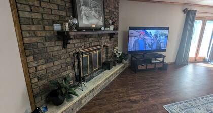 Spacious 5-bedroom house in Green Bay with WiFi, AC available for 2025 NFL draf