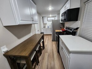 Fridge, microwave, oven, stovetop - Stylish 1BR Near Heart of Town (Savannah)