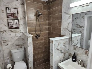 Secador de cabelo, toalhas de banho