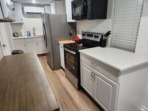 Køleskab, mikrobølgeovn, ovn, kogeplade