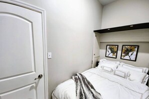 1 bedroom, desk, iron/ironing board, free WiFi - Stylish 1BR Near Heart of Town (Savannah)