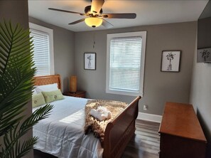 2 quartos, escrivaninha, ferros/tábuas de passar roupa