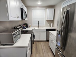 Kjøleskap, mikrobølgeovn, ovn og kokeplater