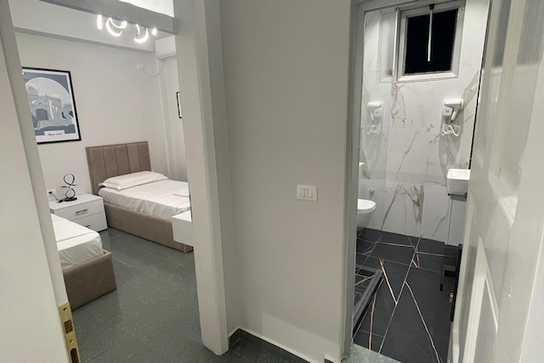 Dobbelt- eller tomannsrom – standard, 2 enkeltsenger, balkong, byutsikt | Skrivebord for bærbar PC, wi-fi (inkludert) og sengetøy