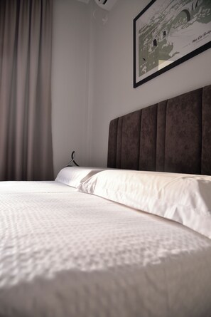 Comfort Double Room, 1 Queen Bed | Laptop workspace, free WiFi, bed sheets - City Center INN  (Shkodër)