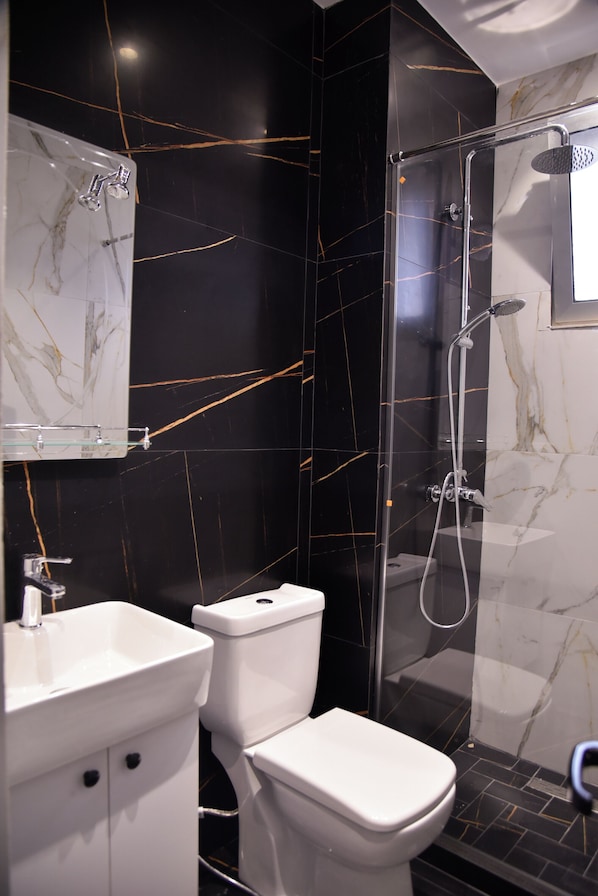 Shower, hair dryer, towels, soap - City Center INN (Shkodër)