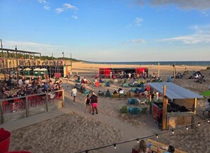 Un mercado frente a la playa con puestos y zonas de estar.
