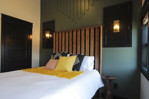 1 bedroom, iron/ironing board, WiFi, bed sheets - Chic Urban apartment at the Victorian – Steps to Dining, Shops & Farmers Market (Muskegon)