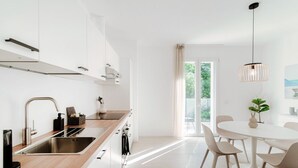 Een koffiezetapparaat/waterkoker, een koelkast, een magnetron, een oven