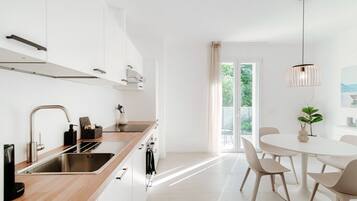 Coffee/tea maker, fridge, microwave, oven