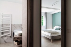 2 bedrooms, iron/ironing board, free WiFi, bed sheets - Argegno: Elegant three-room apartment with balcony near the centre of Como (Como)