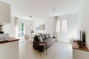 Living area - Argegno: Elegant three-room apartment with balcony near the centre of Como (Como)