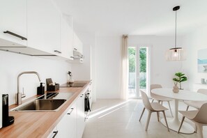 Frigorífico, microondas, horno y lavavajillas