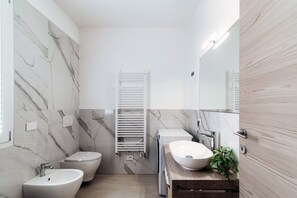 Shower, hair dryer, bidet, soap - Argegno: Elegant three-room apartment with balcony near the centre of Como (Como)
