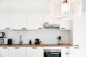 Een koelkast, een microgolfoven, een oven, een vaatwasser