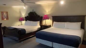 11 habitaciones, escritorio y tabla de planchar con plancha