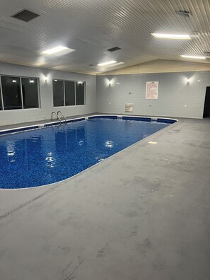 Una piscina cubierta, una piscina climatizada