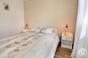 3 slaapkamers, een strijkplank/strijkijzer, reisbedje, gratis wifi