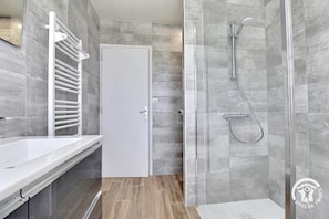 Shower, hair dryer, towels