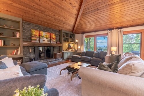 Alpine Chateau Stowe-7 BR-6 bath-Game Room, Firepit, Pool!