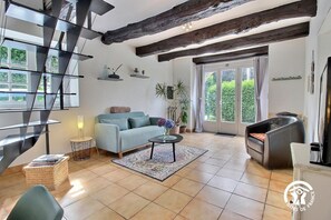 TV, books - Gwenlo - SAINT BARTHELEMY (SAINT BARTHELEMY)