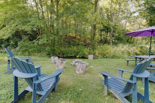 Historic Streamside Cottage in Village of Warm Springs