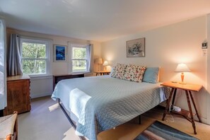 3 bedrooms, iron/ironing board, WiFi, bed sheets - Historic Streamside Cottage in Village of Warm Springs (Warm Springs)