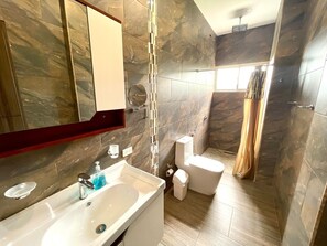 Basic-Chalet | Badezimmer | Dusche, kostenlose Toilettenartikel, Handtücher, Seife