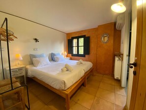 6 bedrooms, iron/ironing board, free WiFi, bed sheets