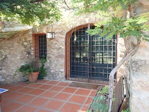 Exterior detail - Hostal Nou de Crespià (Crespià)