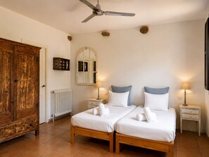 6 bedrooms, iron/ironing board, free WiFi, bed sheets - Hostal Nou de Crespià (Crespià)