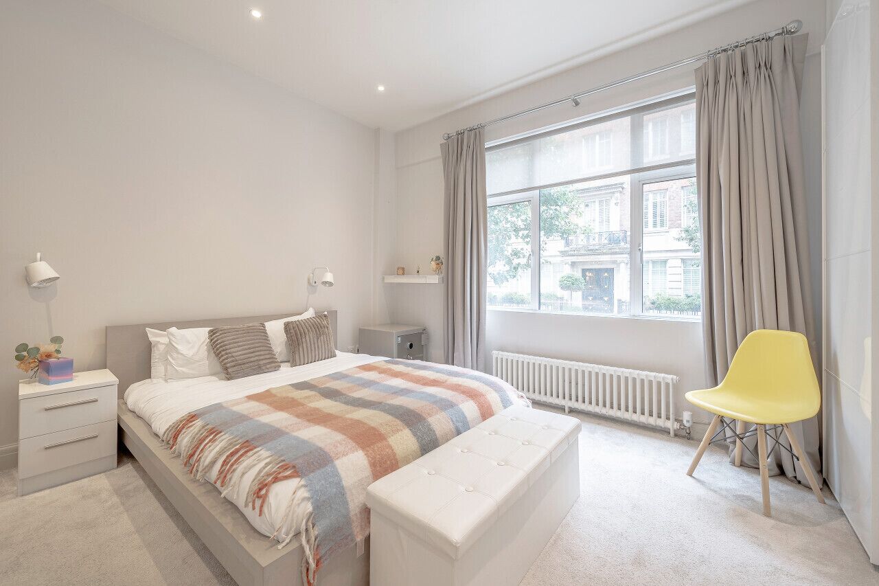 2 bedrooms, desk, WiFi