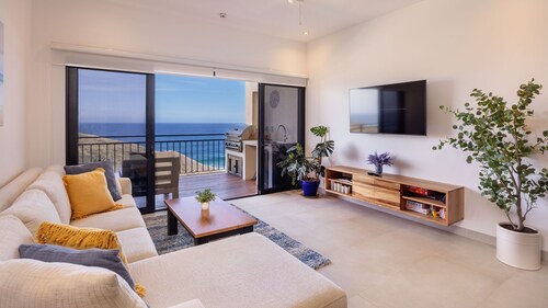 2BR/2BA Oceanfront Lux Surf Condo in Los Cerritos w/ Pool, Gym, Hot Tub, Sauna 