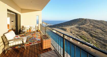 2BR/2BA Oceanfront Lux Surf Condo in Los Cerritos w/ Pool, Gym, Hot Tub, Sauna