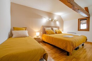4 bedrooms, travel crib, free WiFi