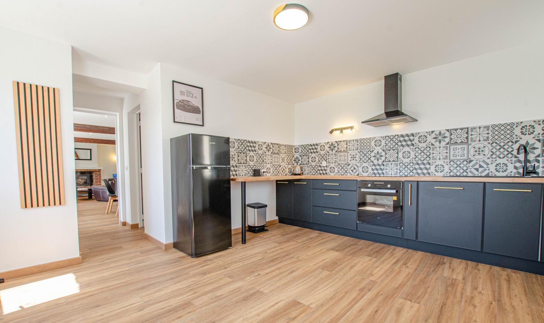 Microondas, lavavajillas y periquera 