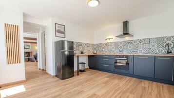 Microondas, lavavajillas y periquera