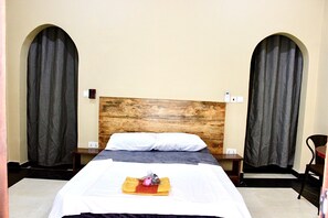 1 habitación, tabla de planchar con plancha y cuna de viaje