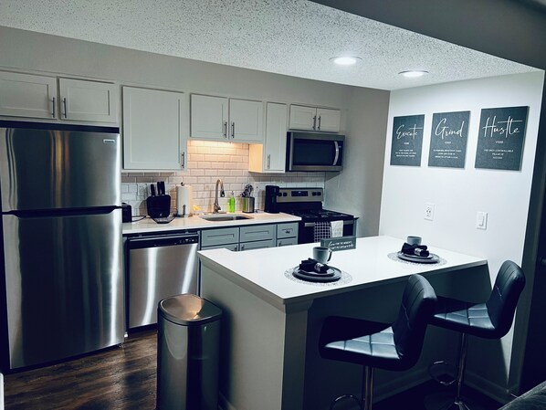 Réfrigérateur, four à micro-ondes, un four, surface de cuisson