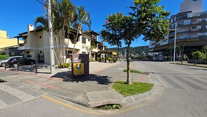 A street view with a building labeled "310" and a parked car. - Pousada Jardim das Gales Bombinhas (Bombinhas)