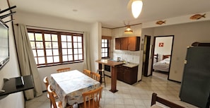 Family Apartment | Living area | 32-inch flat-screen TV with digital channels - Pousada Jardim das Gales Bombinhas (Bombinhas)