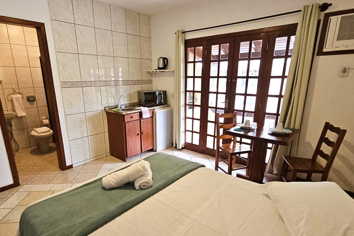 Executive studio suite | 1 slaapkamer, een strijkplank/strijkijzer, gratis wifi, beddengoed
