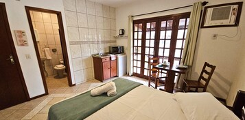 Executive Studio Suite | Iron/ironing board, free WiFi, bed sheets