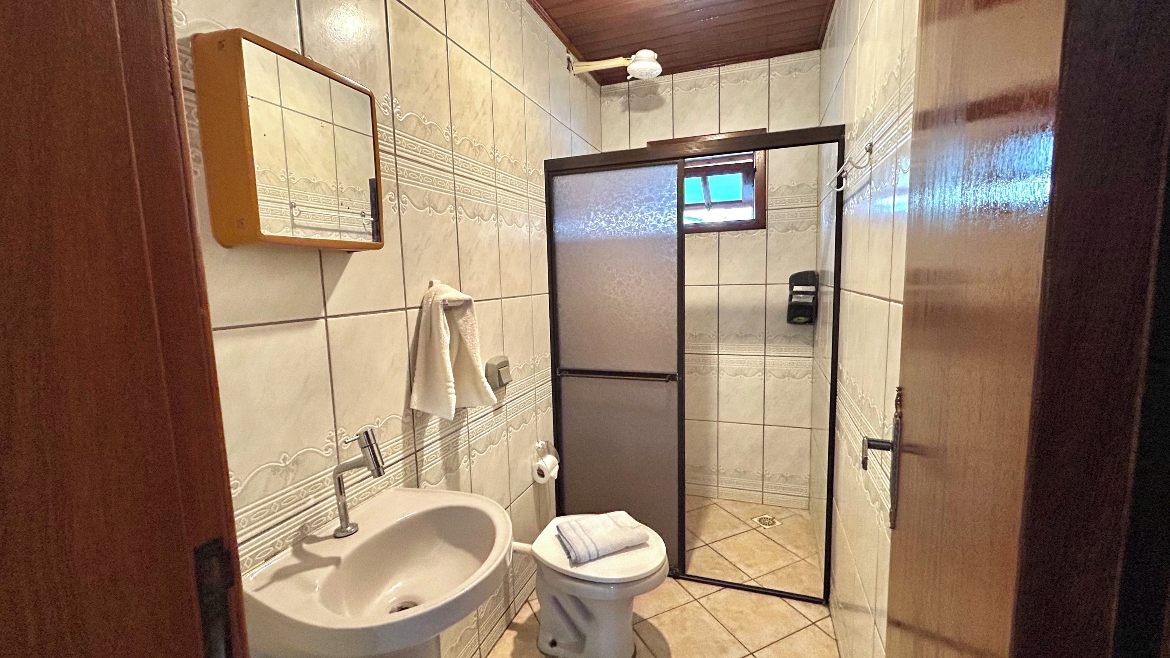 Un baño con lavabo, inodoro y zona de ducha.