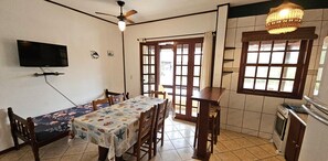 Apartamento superior | Zona de estar | Televisión de pantalla plana de 32 pulgadas con canales digitales