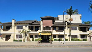 A two-story building with a sign reading "JARDIM DAS GALÊS". - Pousada Jardim das Gales Bombinhas (Bombinhas)