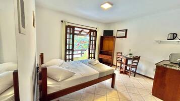 Un dormitorio con cama, escritorio y silla.