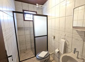 Premium Apartment | Bathroom | Shower, hair dryer, towels, soap