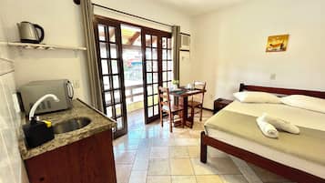 Suíte estúdio executiva | Ferros/tábuas de passar roupa, Wi-Fi de cortesia, roupa de cama