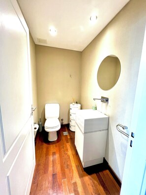 Doccia, asciugacapelli, bidet, asciugamani